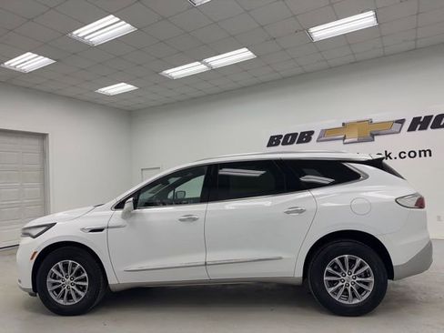 Used 2023 Buick Enclave Essence image 8