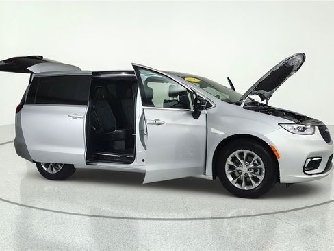 Used 2026 Chrysler Pacifica Limited FWD image 8
