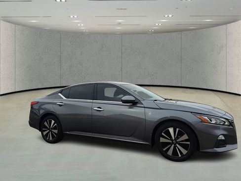 Used 2021 Nissan Altima 2.5 SV w/ SV Premium Package image 3