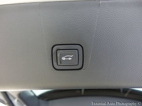 Used 2023 Chevrolet Traverse LT AWD/4WD image 19