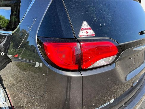 Used 2018 Chrysler Pacifica Touring-L Plus FWD image 21