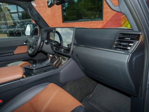 Used 2025 Lexus GX 550 w/ Accessory Package (31) AWD/4WD image 26