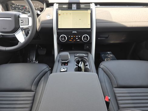 New 2025 Land Rover Discovery S image 16