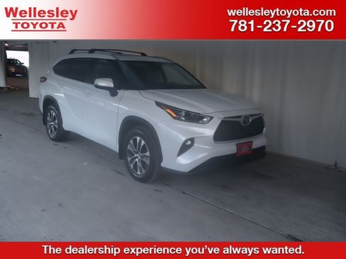 Certified 2023 Toyota Highlander XLE image 1