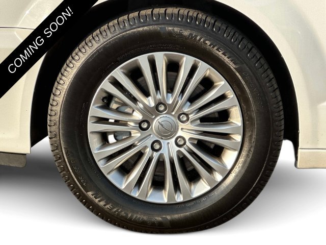 Used 2016 Chrysler Town & Country Touring-L FWD image 8