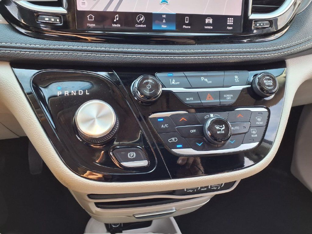 Used 2024 Chrysler Pacifica Limited FWD image 10