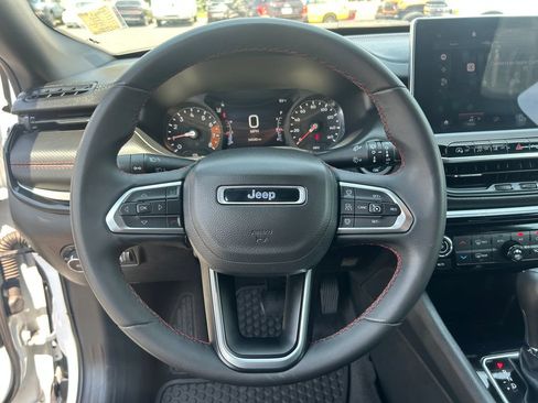 Used 2025 Jeep Compass Trailhawk AWD/4WD image 23