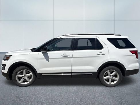 Used 2017 Ford Explorer XLT w/ Equipment Group 202A AWD/4WD image 7