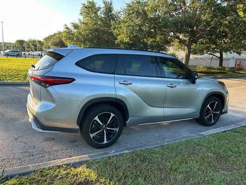 Used 2022 Toyota Highlander XSE FWD image 6