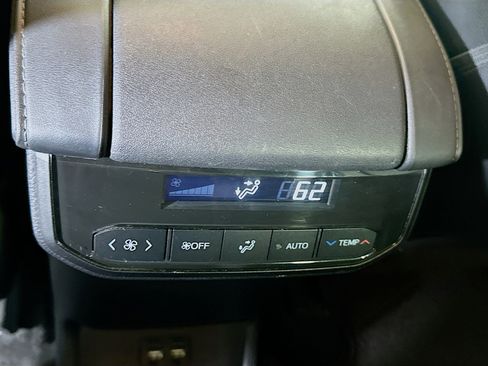 Used 2020 Toyota Highlander XLE FWD image 29