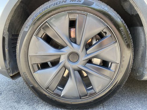 Used 2024 Tesla Model Y Long Range AWD/4WD image 37