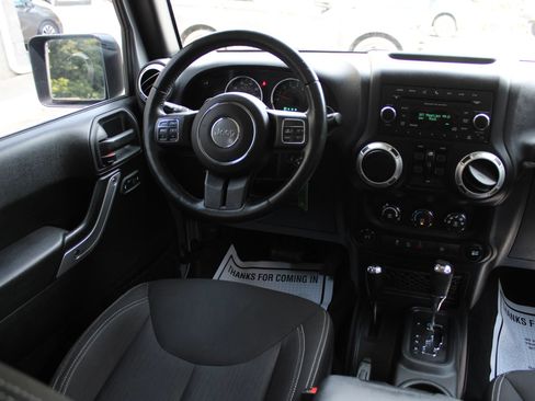 Used 2015 Jeep Wrangler Unlimited Sahara w/ Connectivity Group AWD/4WD image 14