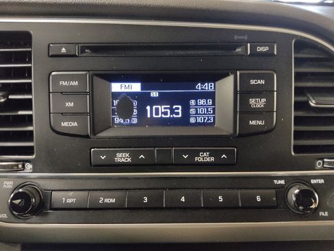 Used 2017 Hyundai Elantra SE image 25