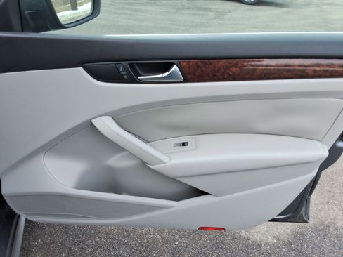 Used 2013 Volkswagen Passat TDI SEL Premium image 24