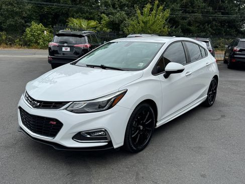 Used 2017 Chevrolet Cruze LT w/ Convenience Package FWD image 3