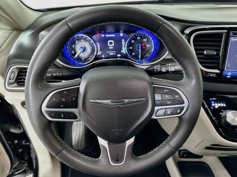Used 2024 Chrysler Pacifica Touring-L FWD image 18