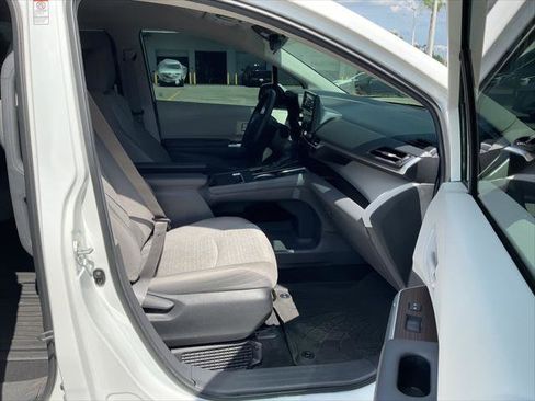 Used 2024 Toyota Sienna LE FWD image 26