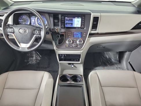 Used 2020 Toyota Sienna XLE Premium FWD image 16