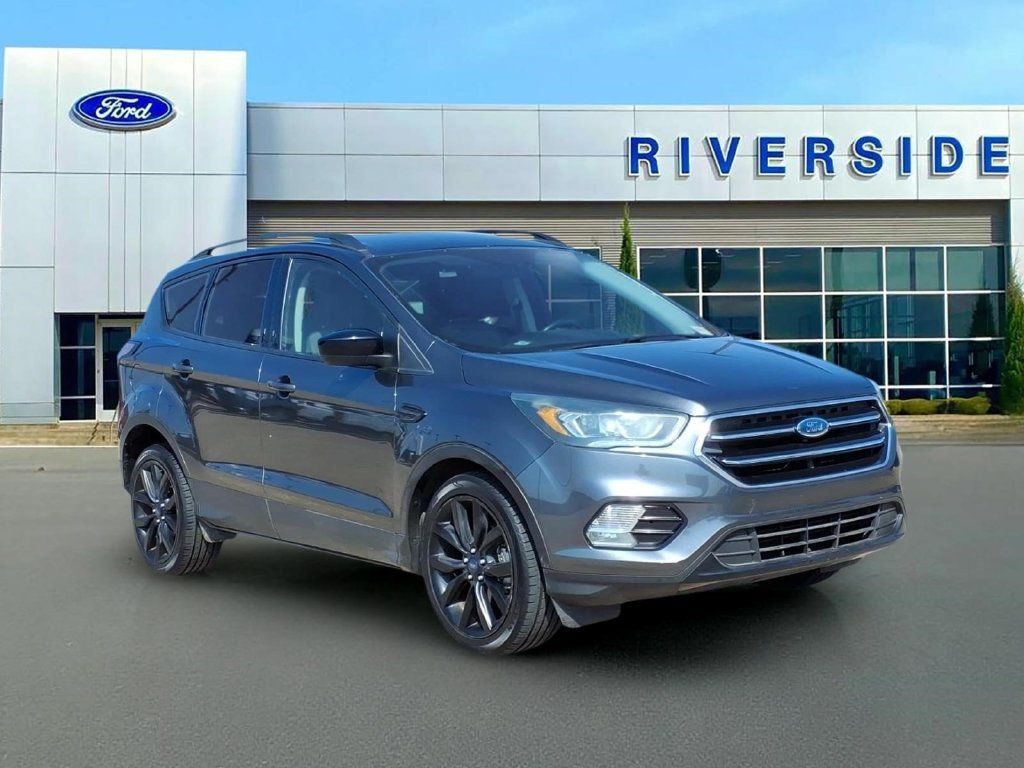 Used 2017 Ford Escape SE w/ Equipment Group 201A FWD image 1