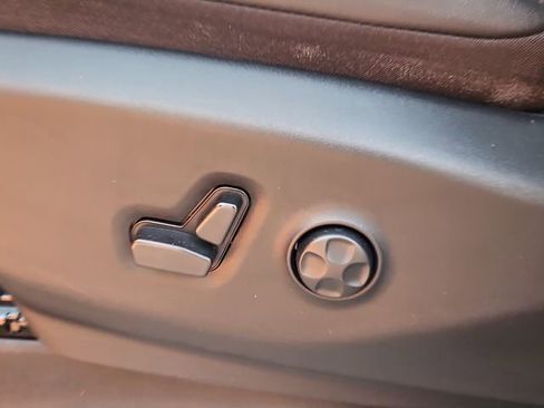 Used 2024 Chrysler Pacifica Touring-L image 12