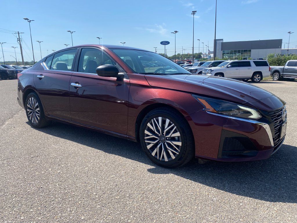 Used 2025 Nissan Altima 2.5 SV FWD image 8