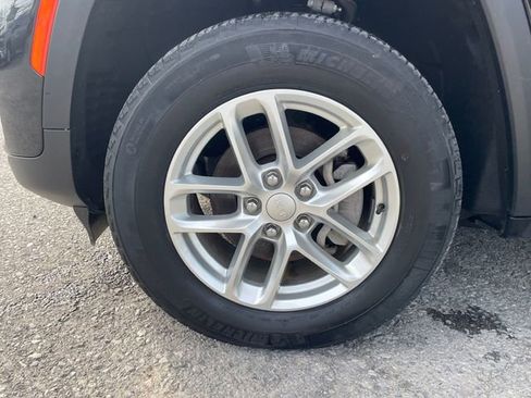 Used 2023 Jeep Grand Cherokee Laredo AWD/4WD image 30