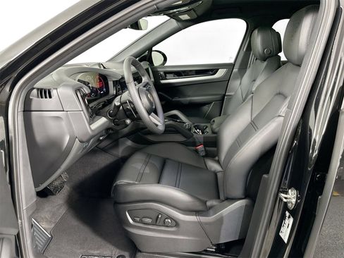 Certified 2025 Porsche Cayenne Coupe image 5