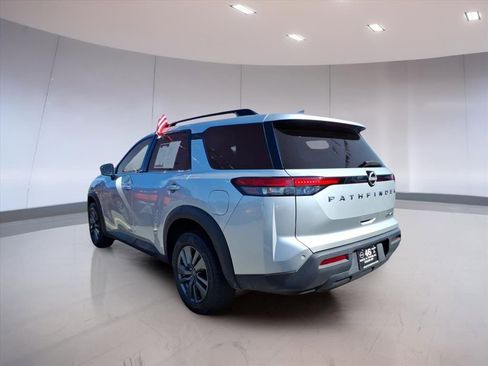 Used 2024 Nissan Pathfinder SV image 3