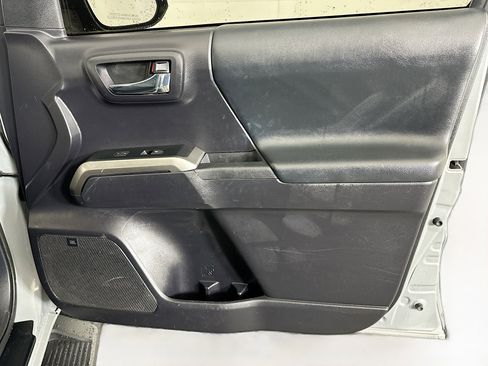 Used 2020 Toyota Tacoma Limited image 33
