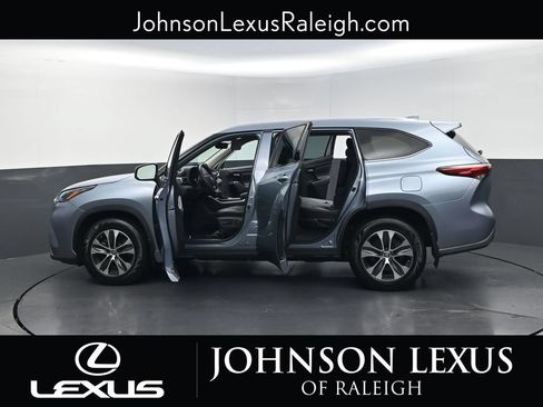 Used 2021 Toyota Highlander XLE AWD/4WD image 36