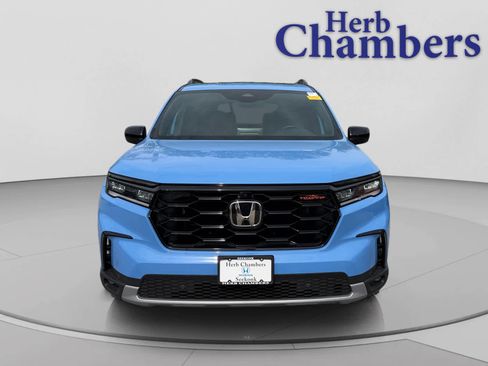 Used 2025 Honda Pilot TrailSport image 2