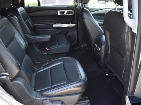 Used 2021 Ford Explorer XLT w/ Equipment Group 202A AWD/4WD image 15
