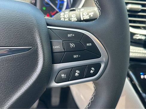 Used 2024 Chrysler Pacifica Limited FWD image 23