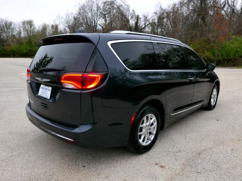 Used 2020 Chrysler Pacifica Touring-L image 6