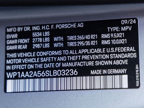 Certified 2025 Porsche Macan AWD/4WD image 38