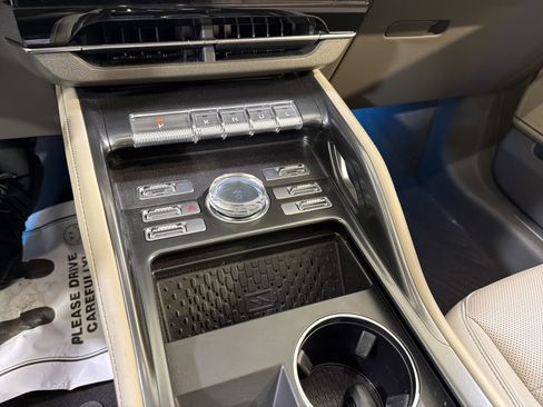 Used 2025 Lincoln Nautilus Premier image 19