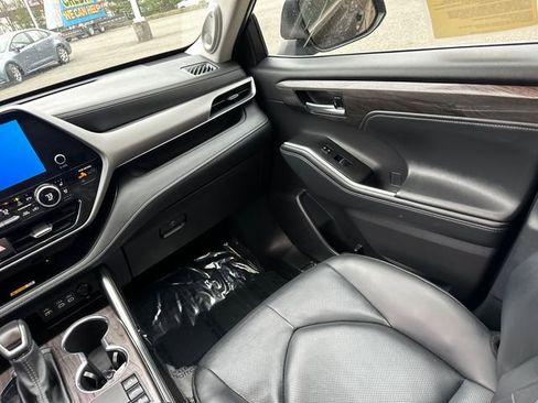 Certified 2025 Toyota Highlander Platinum AWD/4WD image 35