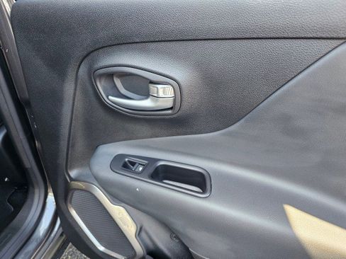 Used 2018 Jeep Renegade Limited image 16