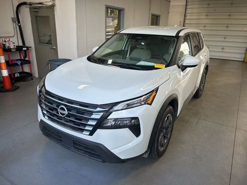Used 2025 Nissan Rogue SV AWD/4WD image 2