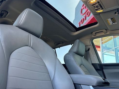 Used 2022 Toyota Highlander XLE AWD/4WD image 24