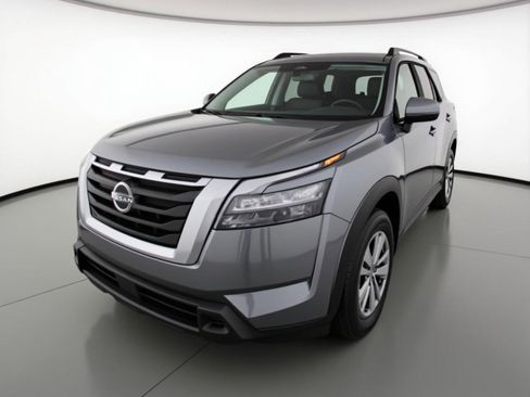 Used 2025 Nissan Pathfinder SV image 3