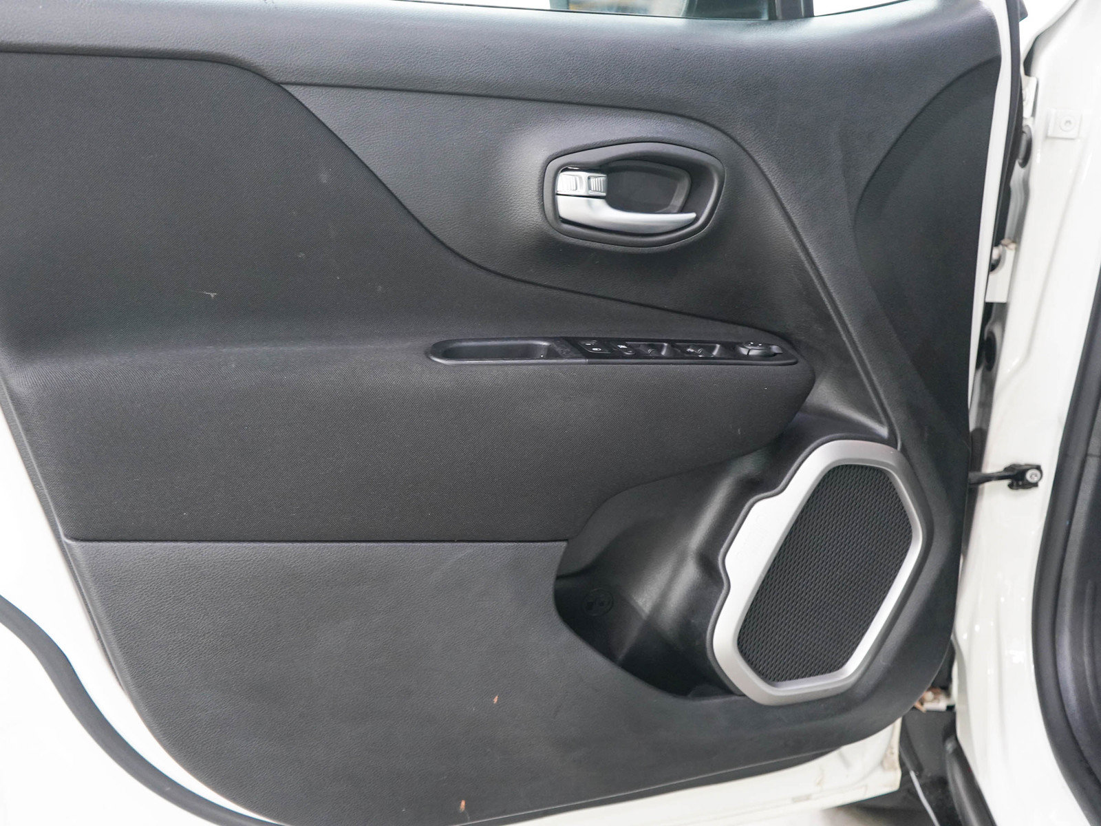 Used 2021 Jeep Renegade Latitude AWD/4WD image 18