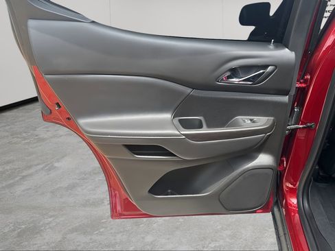 Used 2023 GMC Acadia SLT w/ Elevation Edition image 17