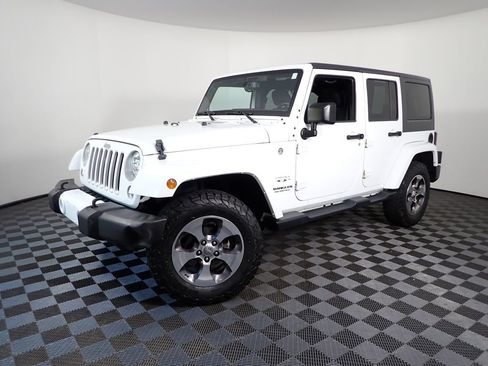 Used 2016 Jeep Wrangler Unlimited Sahara w/ Connectivity Group AWD/4WD image 10