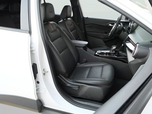 Used 2025 Chevrolet Trax RS w/ Sunroof Package FWD image 27