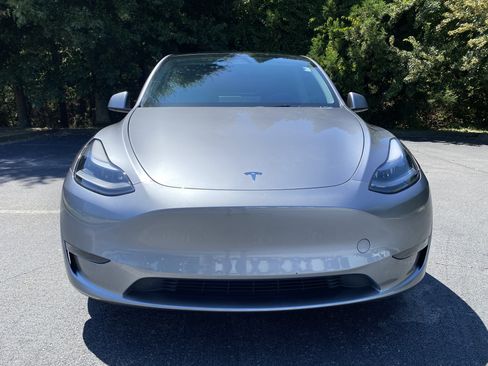 Used 2024 Tesla Model Y Long Range AWD/4WD image 3