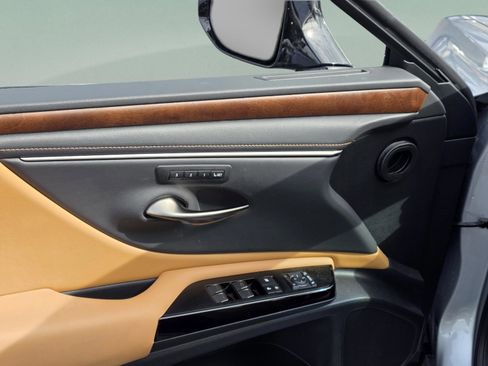 Used 2024 Lexus ES 350 w/ Premium Package image 9