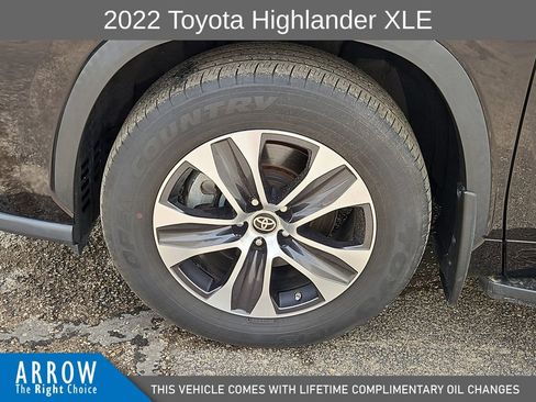 Used 2022 Toyota Highlander XLE FWD image 17