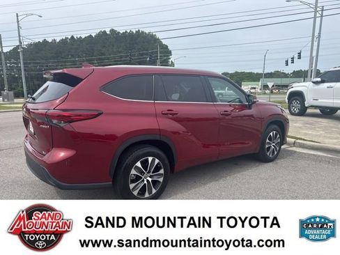 Used 2023 Toyota Highlander XLE FWD image 3