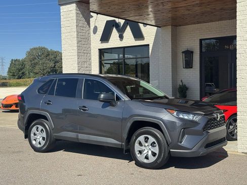 Used 2021 Toyota RAV4 LE image 1